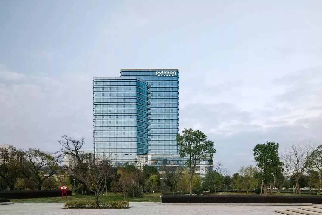 享受睡在床上看海,躺在床上看海的海景房