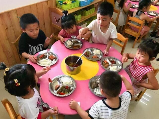 小孩上幼儿园不肯去老是哭怎么办,孩子上幼儿园哭的嗓子沙哑怎么办