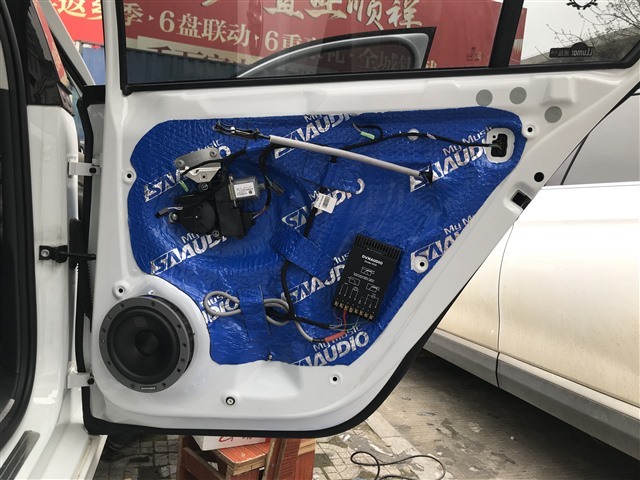 改装大众凌渡音响视频过程,还原现场音响