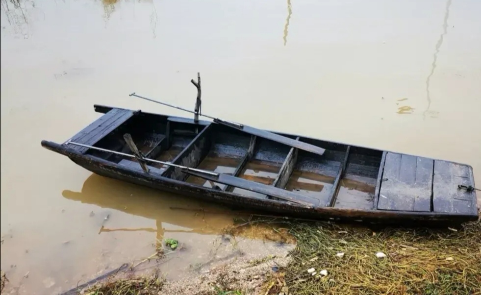 轮船翻了怎么办如何自救,如果坐轮渡船沉了该如何自救