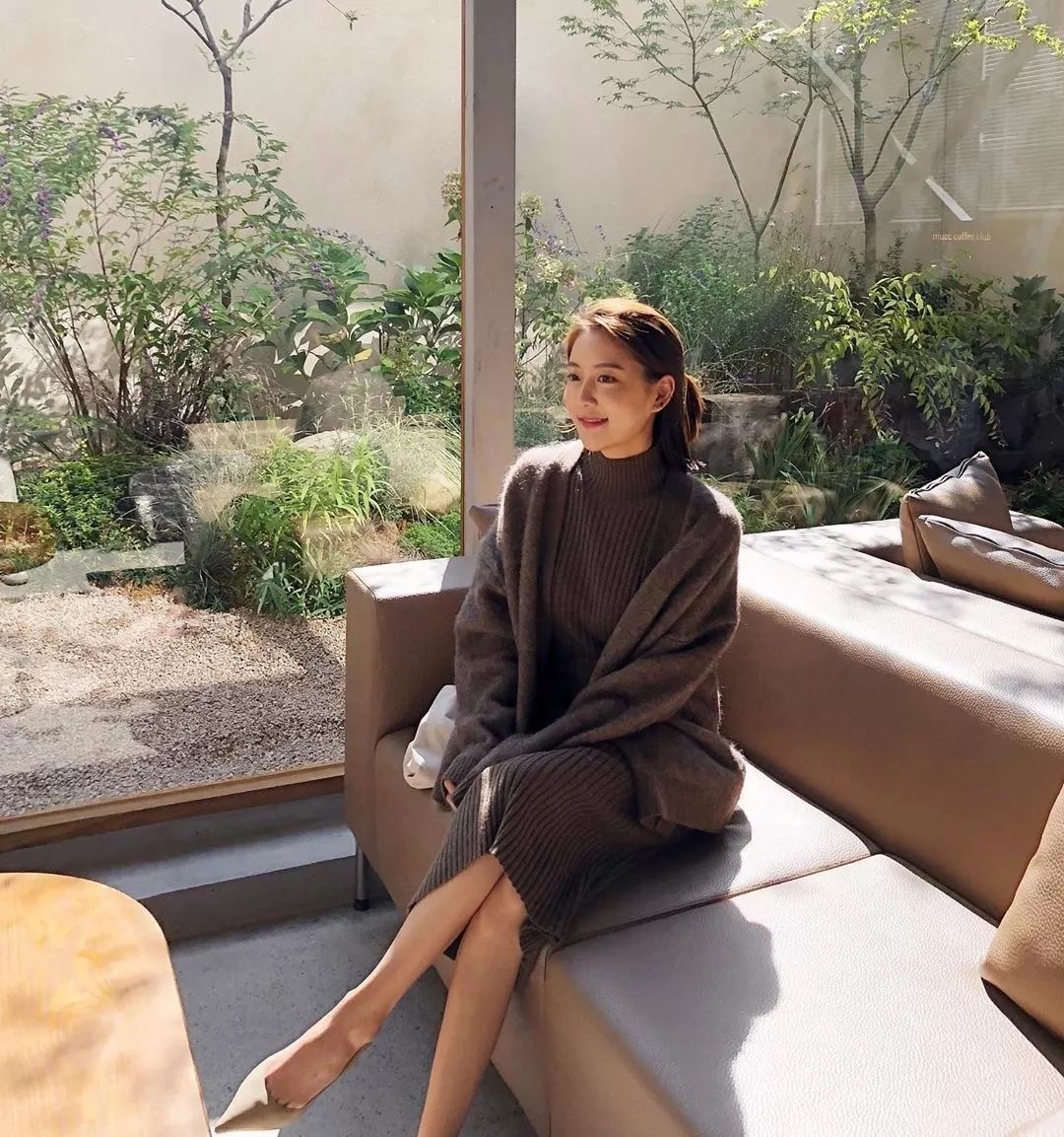 中长款毛衣外套显高显瘦穿搭,大衣连帽毛衣穿搭攻略