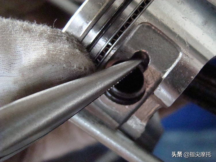 摩托车烧机油排气管冒烟怎么回事,摩托车烧机油冒白烟怎么办