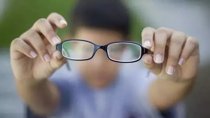 孩子玩手机眼睛变黑眼圈,小孩爱玩手机然后眼睛变黑了