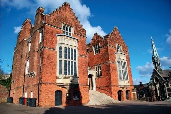 英国九大公学是哪几所,有钱就能上的大专