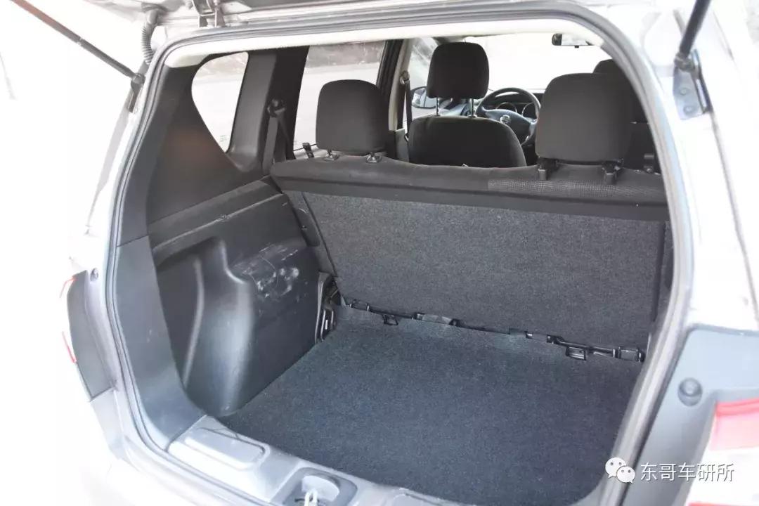 尼桑骊威满载拉货,日产骊威二手车拉人拉货两不误