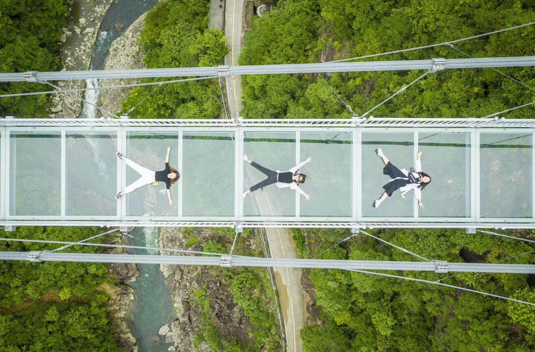 天门高空漂流玻璃滑道,高空玻璃天桥景点大全