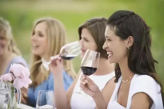 会喝酒的女人经典美句,会喝酒的女人气质好