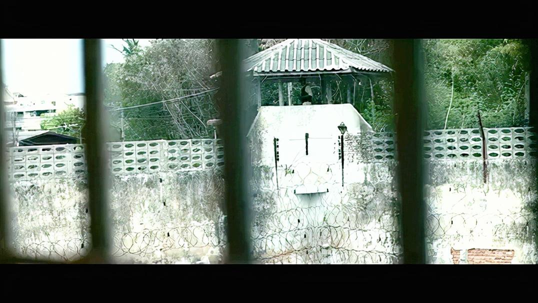 英国白人被关泰国监狱，干翻狱警潇洒越狱，结局却把我治愈的电影