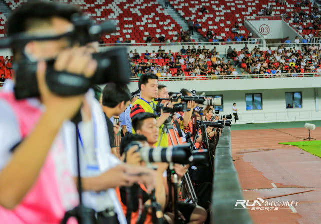 足球万人欢呼现场,足球比赛全场轰动