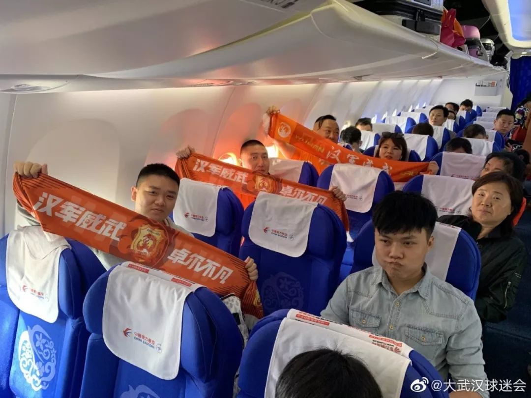 武汉卓尔球迷远征南京,从武汉开往省外的火车