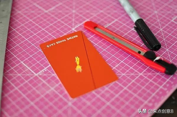 用废弃银行卡、会员卡制作时尚的耳环做法教程