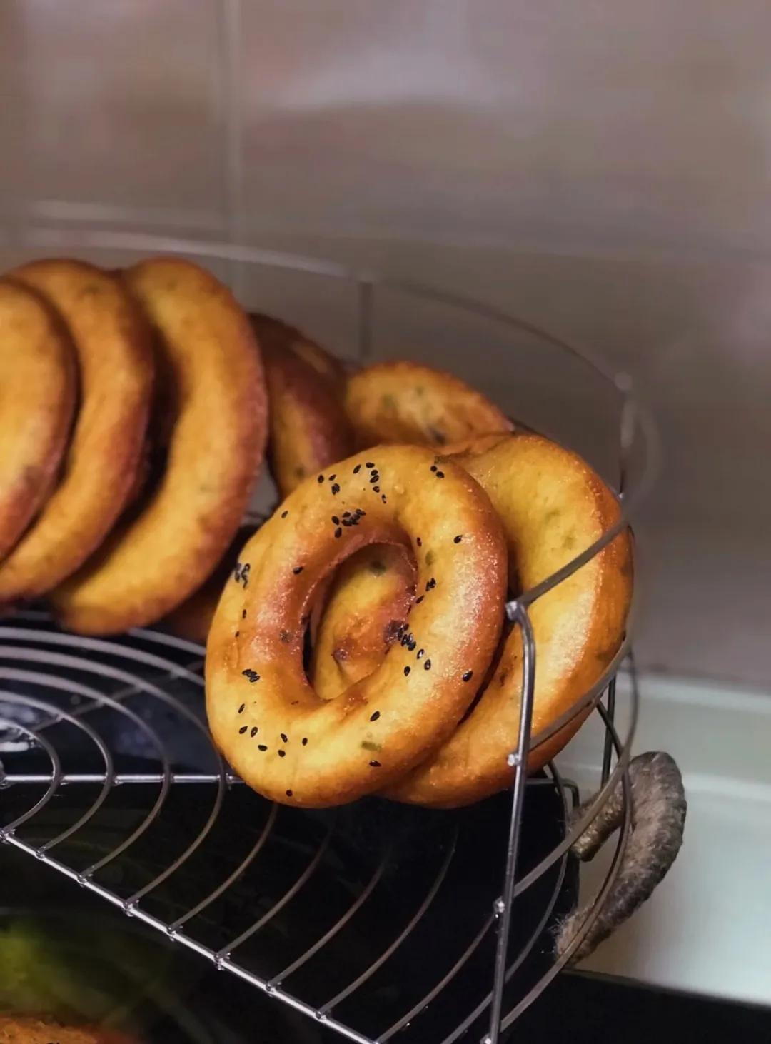 武汉姑娘摆摊做汉堡,武汉自己在家做美食