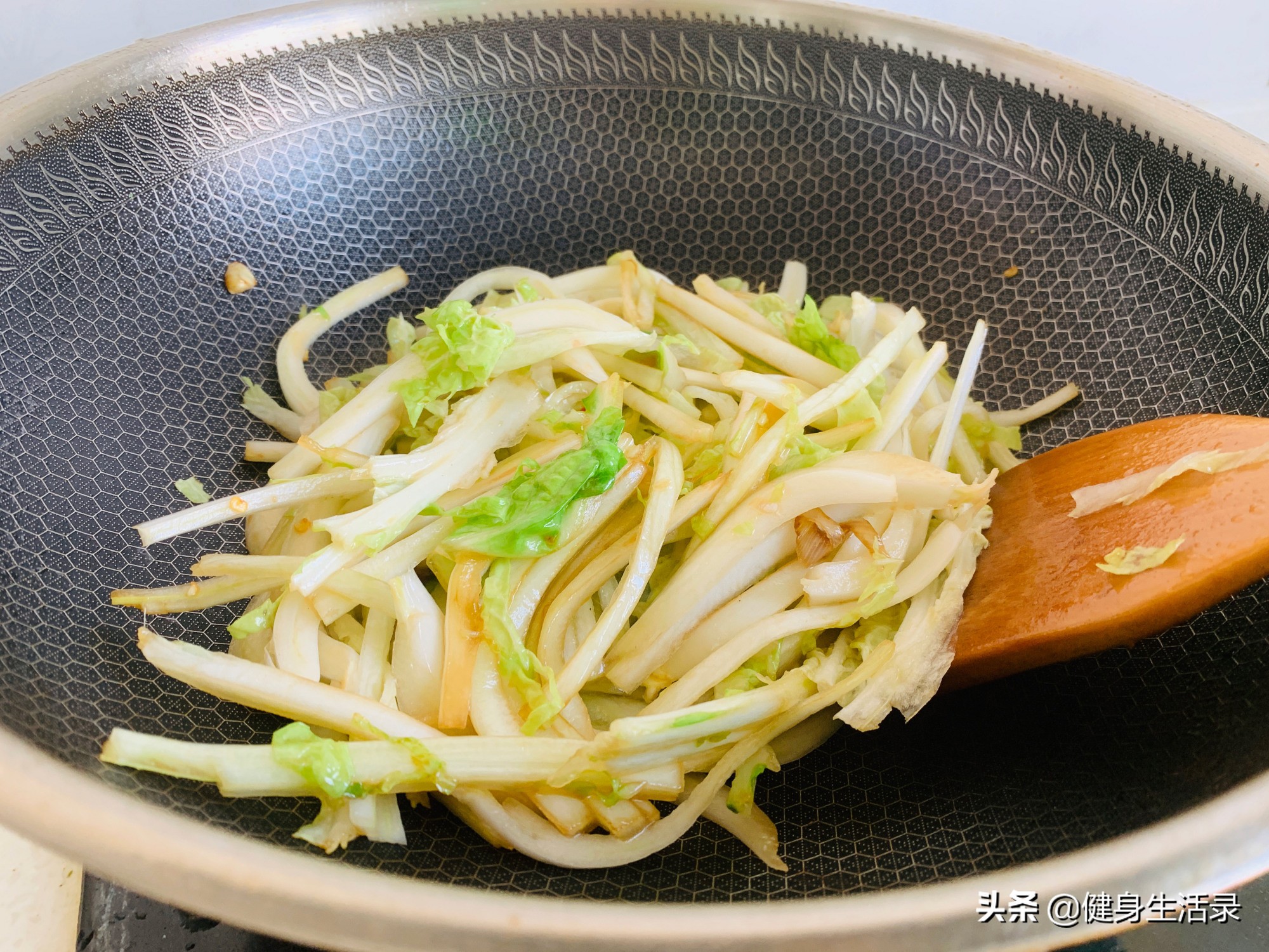 冬日砂锅炖白菜,用砂锅炖白菜搭配什么好吃