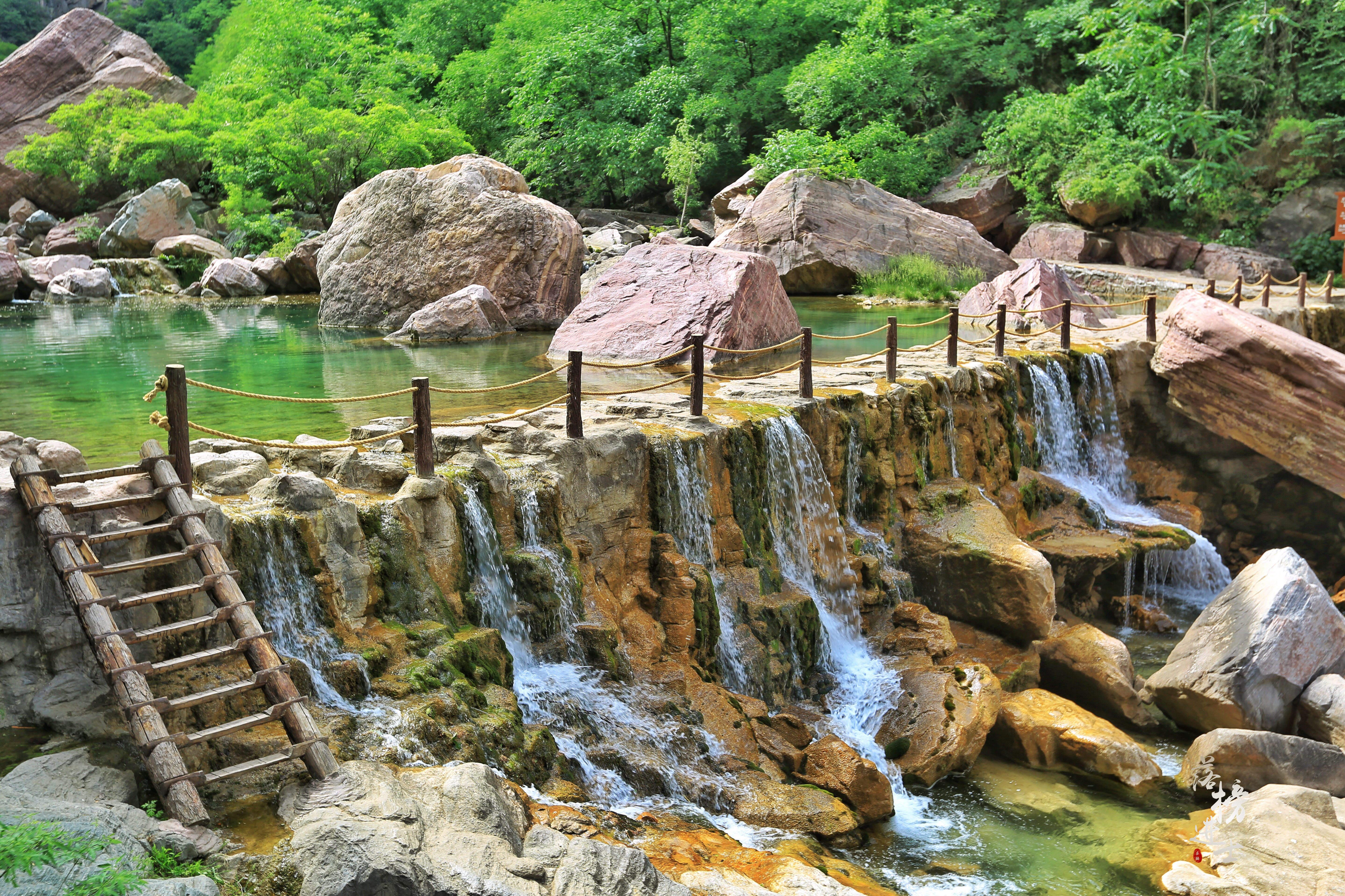 河南有个景区穿过山洞里面有瀑布,河南这个景区名字土得掉渣