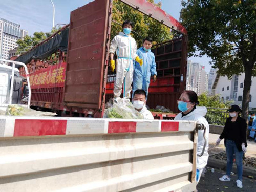 爱心午餐送执勤交警暖胃又暖心,交警为群众送上爱心餐