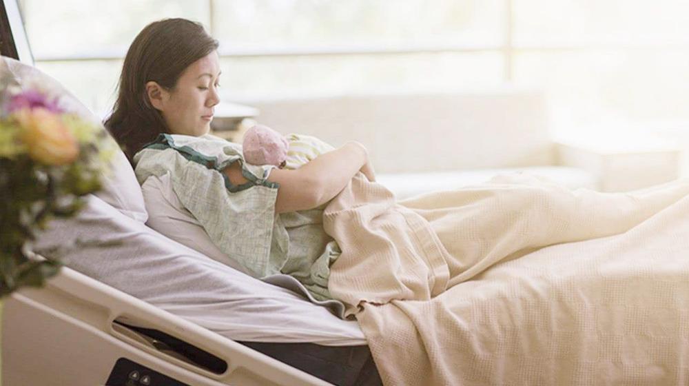 产后月子期间正确睡姿,产后坐月子姿势