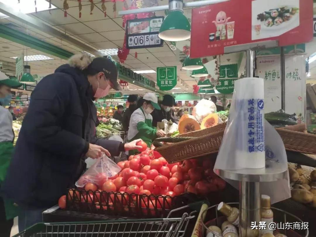 记者调查超市食品安全,记者探访超市物资充足物价稳定