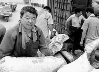 还记得当年缴公粮的场景吗,谁还记得当年交公粮的场景