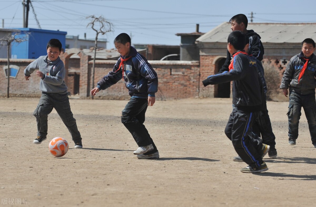 野球场上用脚踢球,野球场上脚球鞋