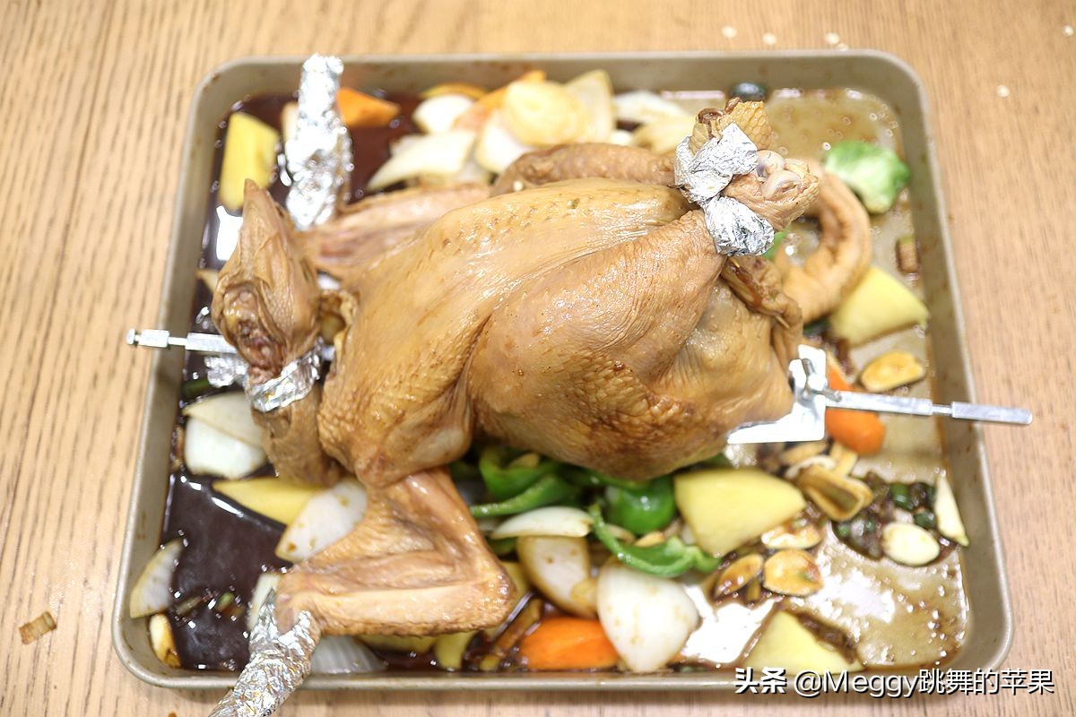 烤全鸡酥嫩鲜香,炭火烤全鸡怎么烤出外酥里嫩