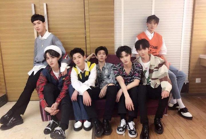 朱正廷叮嘱粉丝穿秋裤,范丞丞刚来乐华朱正廷评价