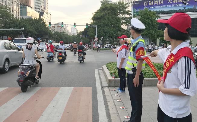 新手红灯右转直接被扣12分,红灯时右转扣6分你中招了吗