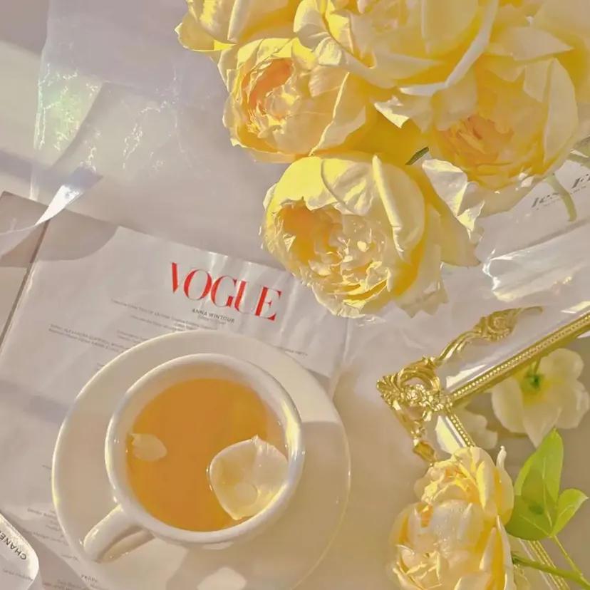 “浪漫黄玫瑰背景：玫瑰配你才浪漫，电影和你才好看”