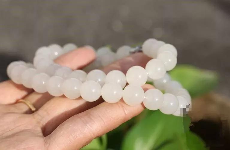 什么玉镯好养又养人,适合女生戴养人的玉镯