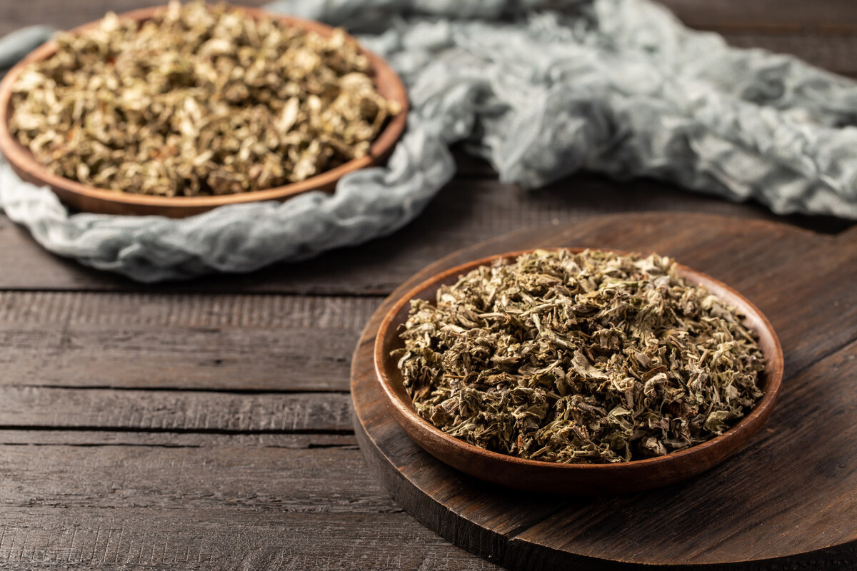 夏至到来，端午悬挂房前的艾草如何处置？5句老话知晓干艾5去处