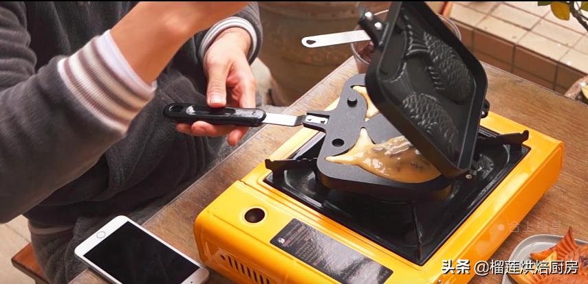 自己动手做出蜡笔小新同款鲷鱼烧，豆沙丝滑甜软，表皮蛋香浓郁