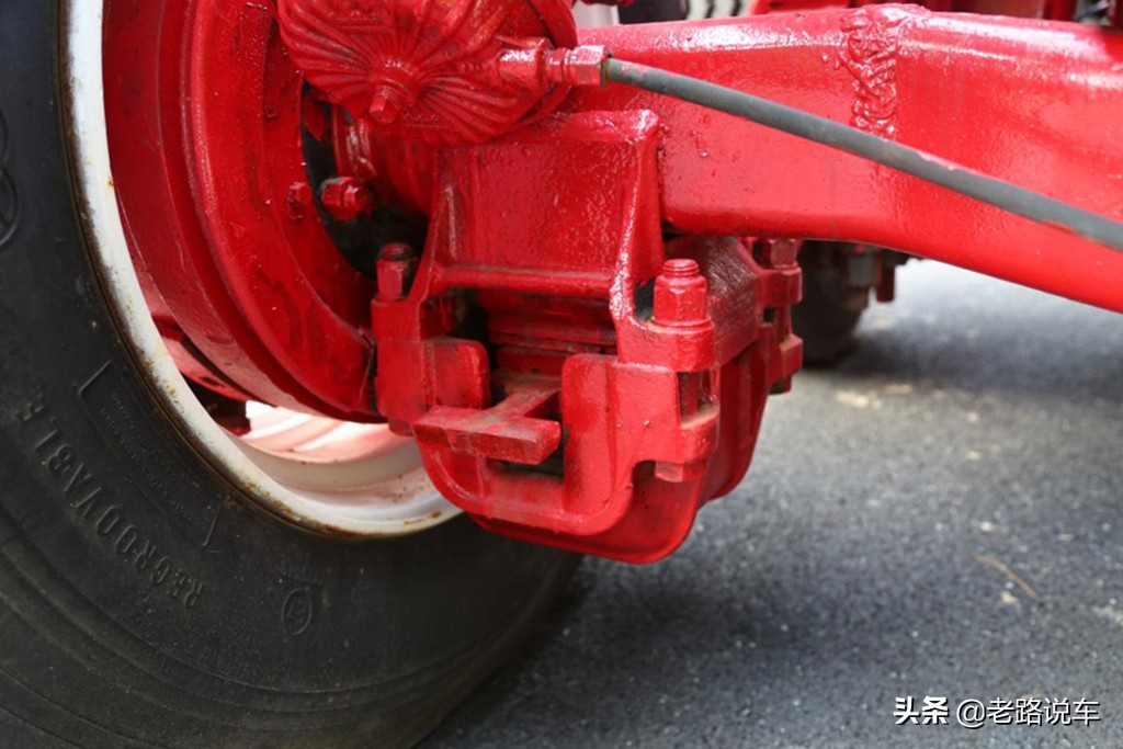 斗牛犬品牌卡车,斗牛犬在汽车上的视频