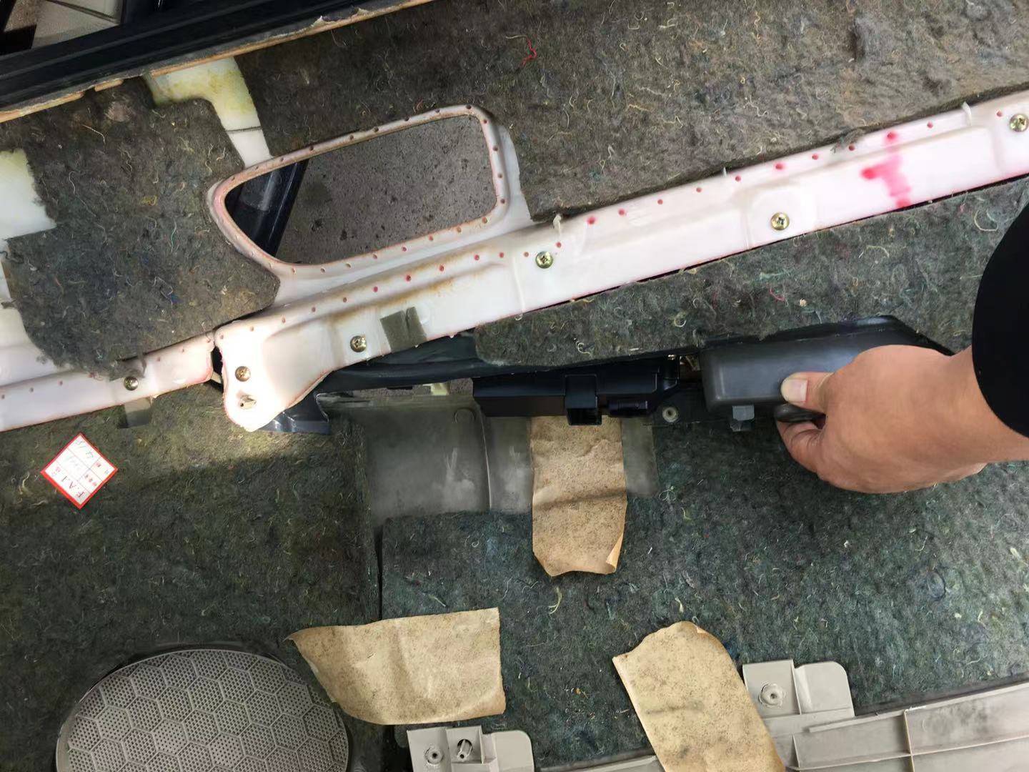 马六主驾驶升降器开关怎么拆,马六右后门玻璃升降器更换