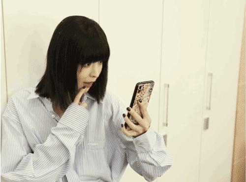 金晨：我们来自拍吧，张歆艺：先分我点头发...