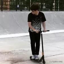 韩国人喜欢穿三线拖鞋吗,韩国人衣服为什么有三条杠