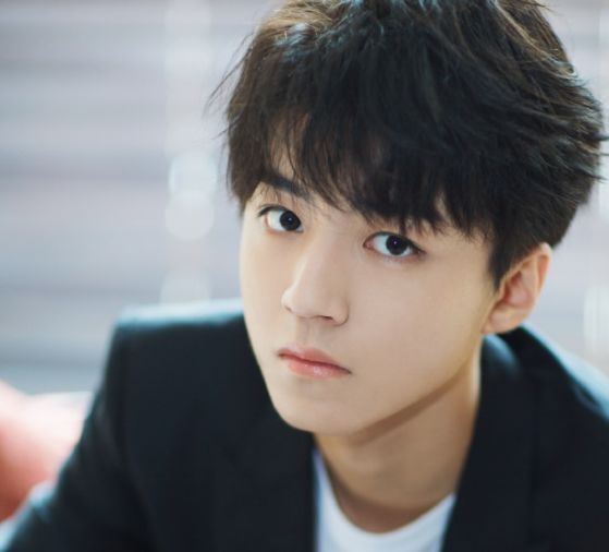 吴奇隆摆地摊被星探发掘,明星偶遇吴奇隆