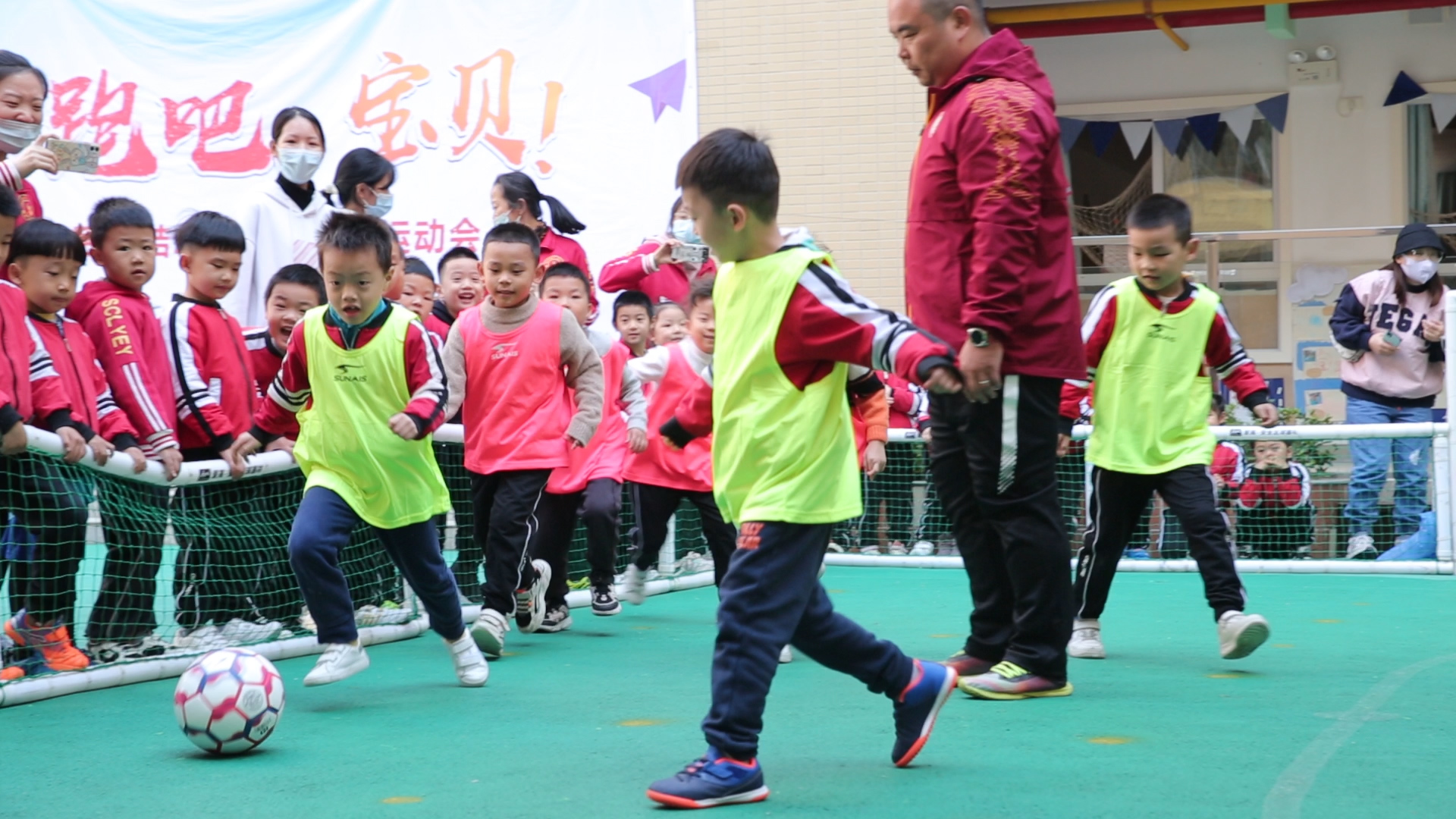 幼儿园小朋友踢足球照片,踢足球的萌娃小视频