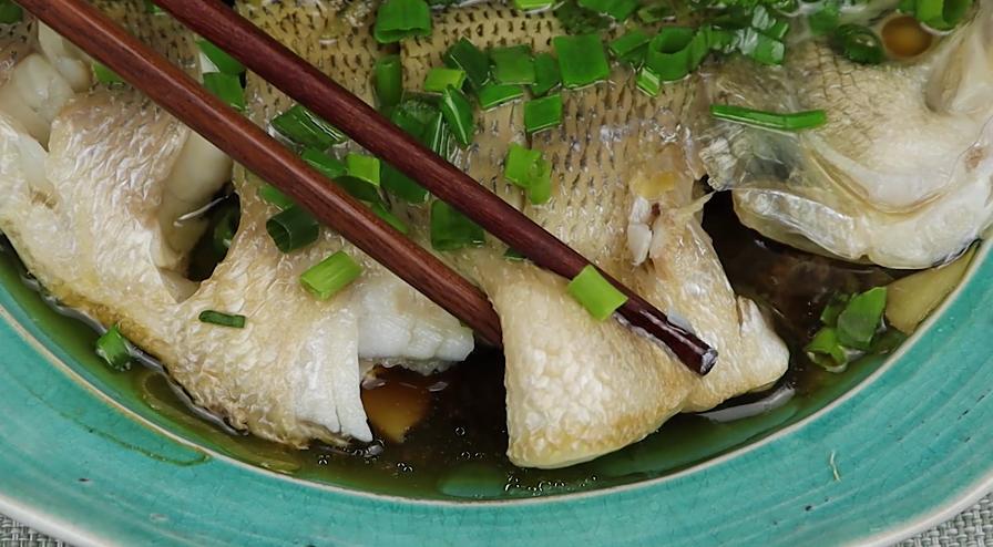 清蒸鱼用冷水蒸鱼还是用热水蒸鱼,热水蒸鱼要蒸几分钟比较好