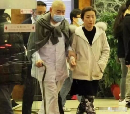 甩掉刘銮雄的爱马仕，甘比已在豪门当家做主，大局已定气势足？