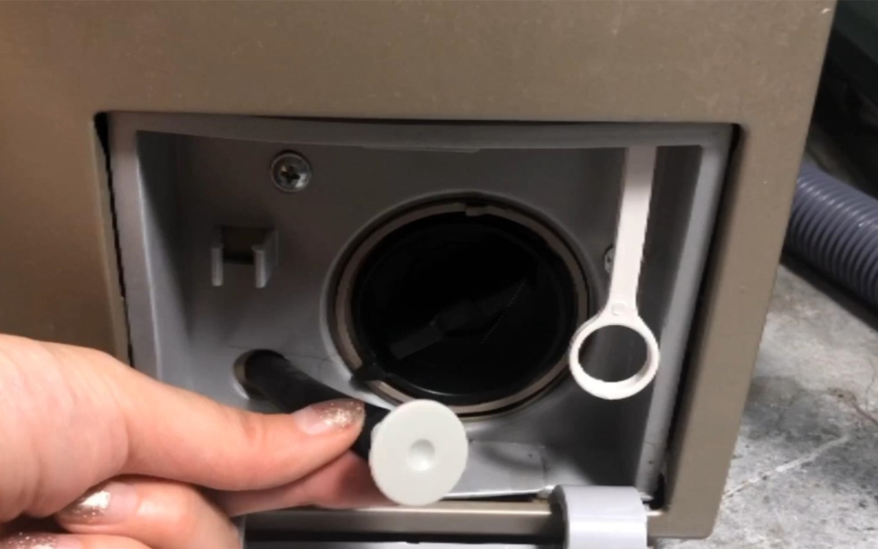 滚筒洗衣机怎样清洗排污口污垢,洗衣机排污口有脏物会影响工作吗