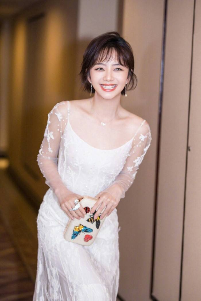 适合圆脸的中分发型,比较适合圆脸的中分发型