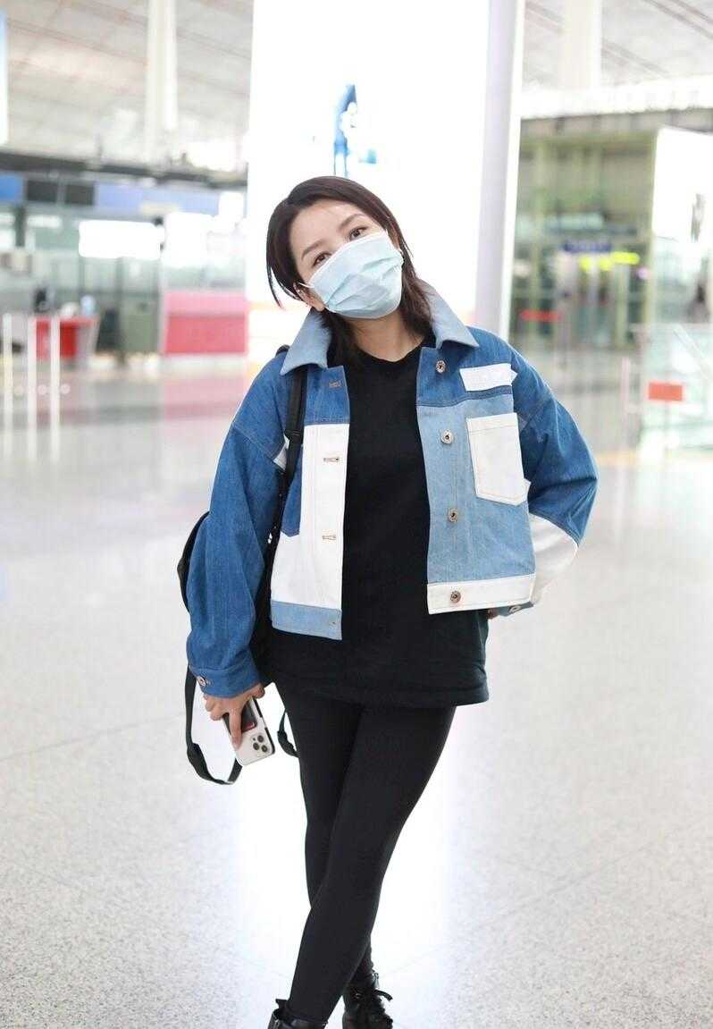 何洁运动裤机场穿衣搭配,何洁瘦身后太会穿了