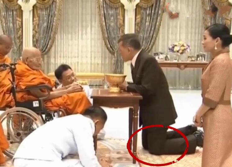 68岁泰王接受匍匐跪拜,泰王跪拜九十岁僧王