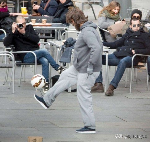 nba球星扮演老人去打球全集,球星假装老人踢足球