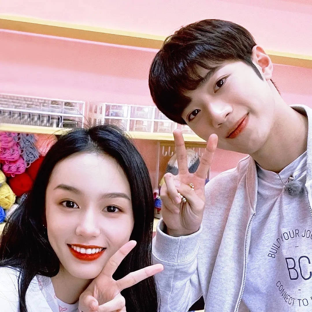 周也和其他女演员同框,周也出道前照片黑衣