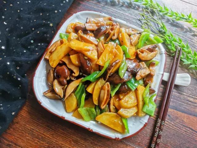 土豆和香菇做法家常菜,香菇土豆炖肉这样做全家人都爱吃