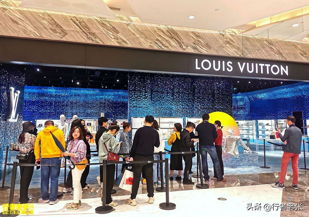浙江第二有钱的城市，30亿建文化广场，商场里面市民排队买奢侈品