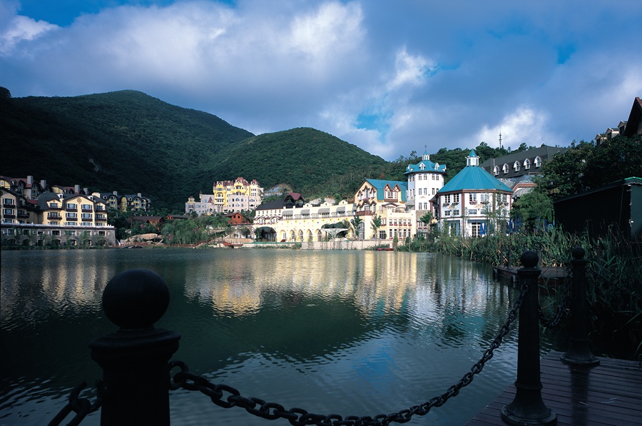 华侨城瀑布酒店房+餐+票，全部只要499！景区VIP通道免排队等你来