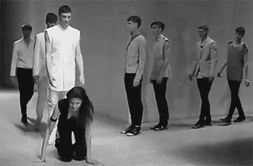 时装周超模合集,超模t台尴尬失误集锦