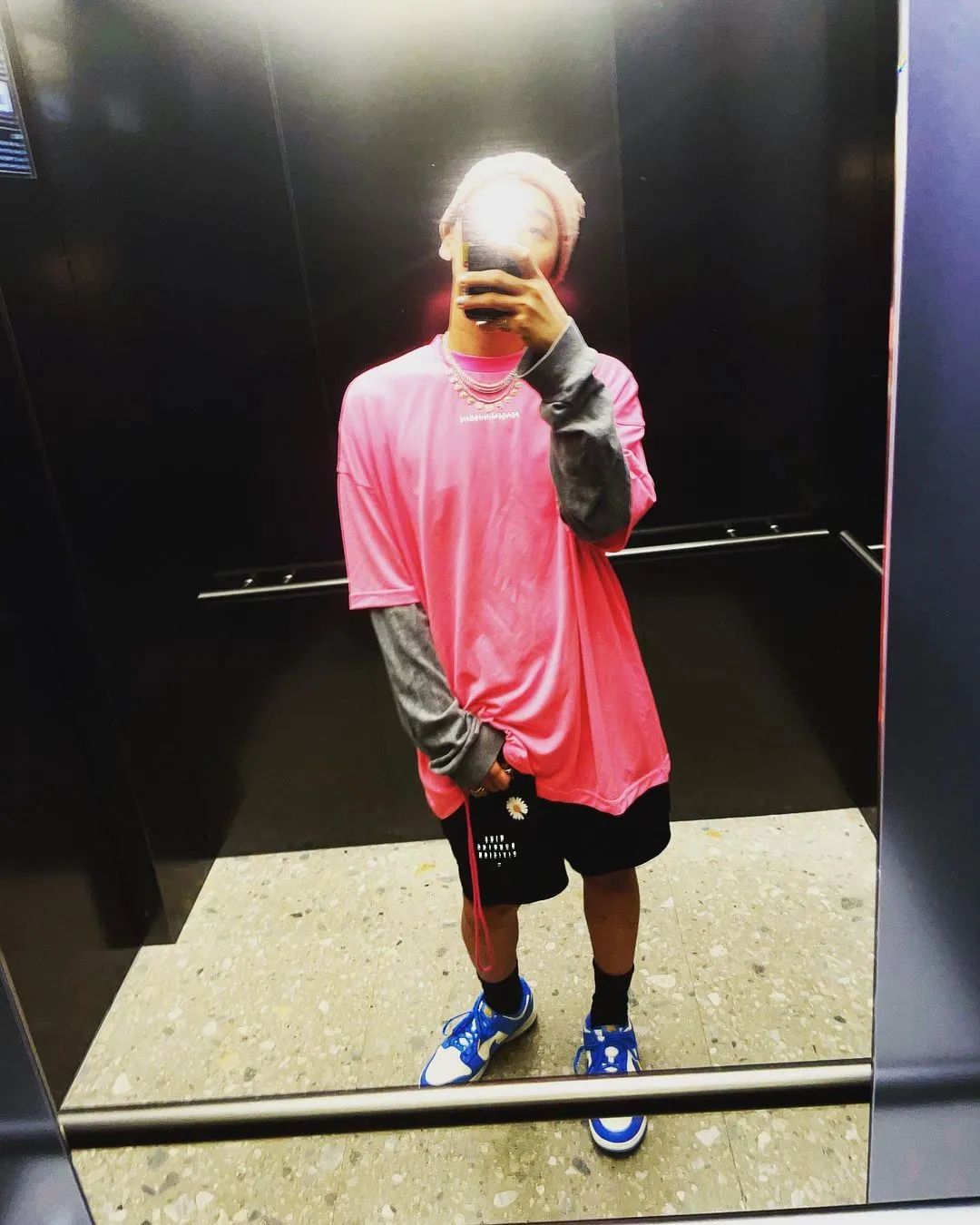 笑拉了！权志龙上脚“北卡蓝”，鞋贩子却因滤镜太重又冲错了