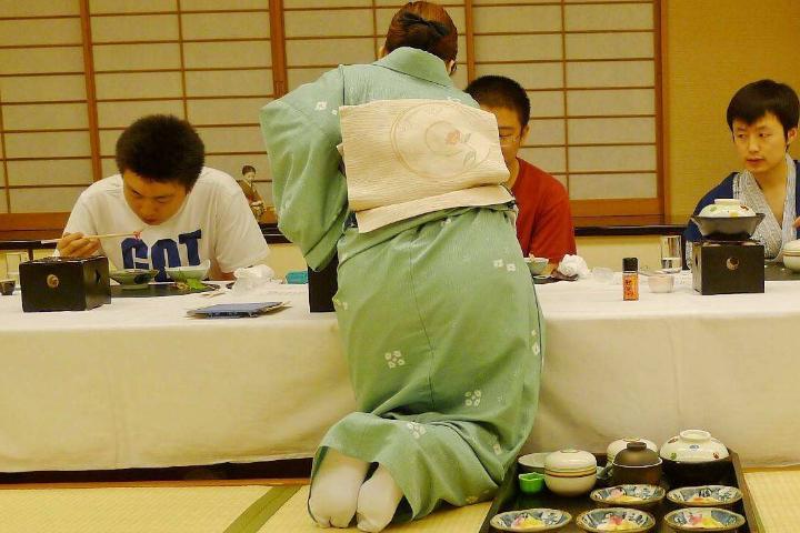 日本人吃饭脱鞋脚臭怎么办,日本人进门脱鞋脚臭么